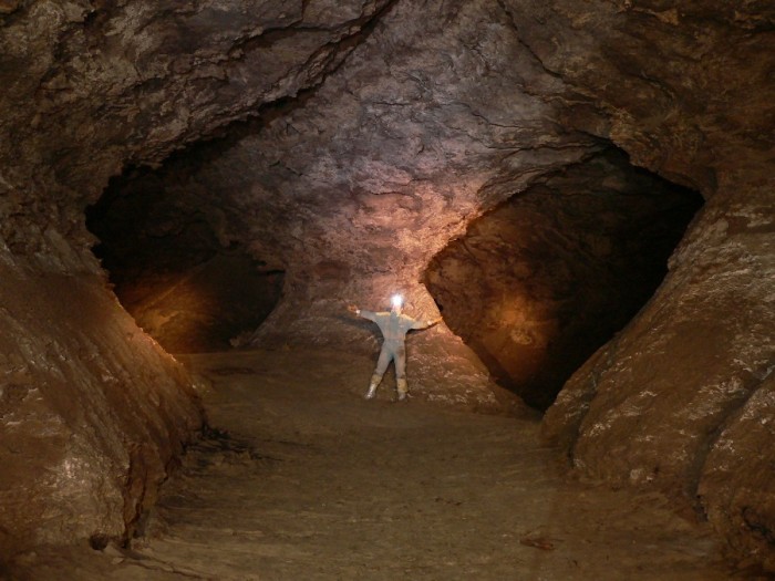 Уникальный памятник природы - пещера Золушка. Эмил Раковицэ 