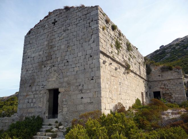 Cea mai misterioasă insulă din Mediterană: doar 1.000 de oameni au voie să o viziteze anual