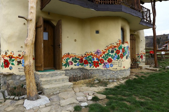Popasul Verde - двухэтажный дом из глины в Трансильвании