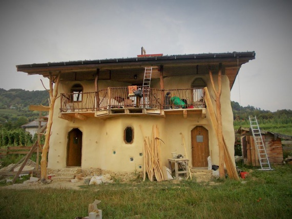 Popasul Verde - двухэтажный дом из глины в Трансильвании