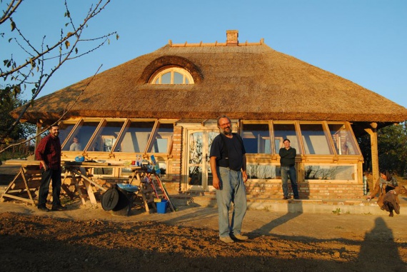 Дом из соломы с камышовой крышей и теплицей