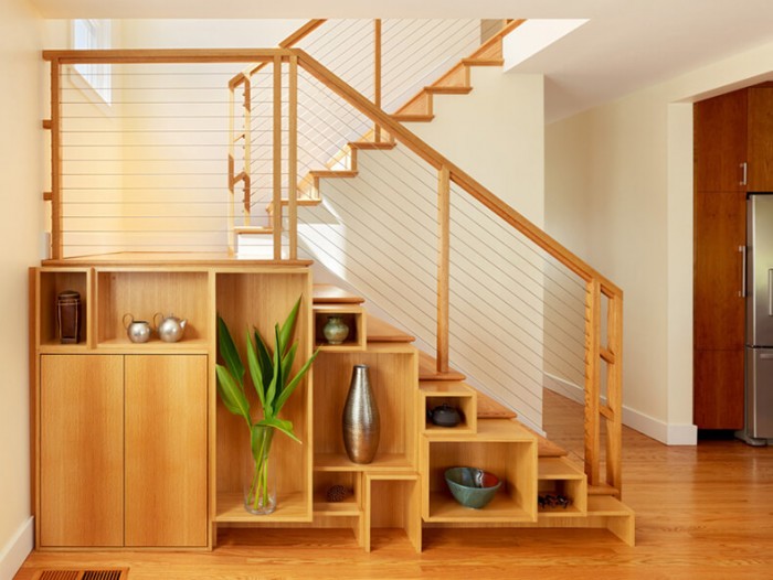 Как с умом использовать пространство под лестницей — 11 отличных идей