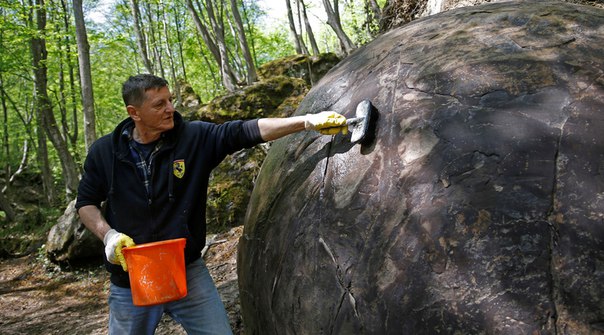 Огромный каменный шар найден в Боснии