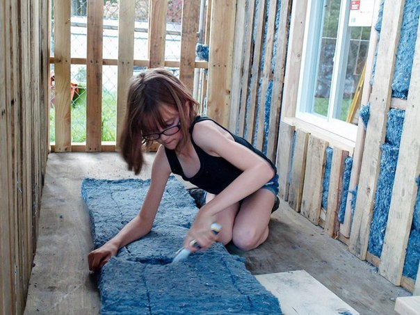 Эта 9-летняя девочка своими руками строит приюты для бездомных