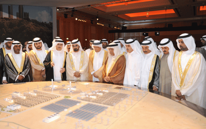 Parcul solar Mohammed bin Rashid al Mactum este unul dintre cele mai mari proiecte din lume de energie regenerabilă, bazat pe modelul unui producător independent de energie electrică (ciclul de producere pînă la comercializarea energiei electrice este realizat în cadrul unei companii integrate, iar comercializarea se face în baza tarifelor regulate, cu condiţia existenţei producătorilor-concurenţi).