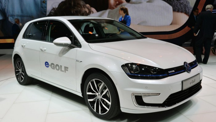 Valul modernizării modelelor de automobile electrice a ajuns și la concernul Volkswagen. După Nissan Leaf, BMW i3 și Renault Zoe, compania germană a anunțat despre lansarea noii modificații a E-Golf.