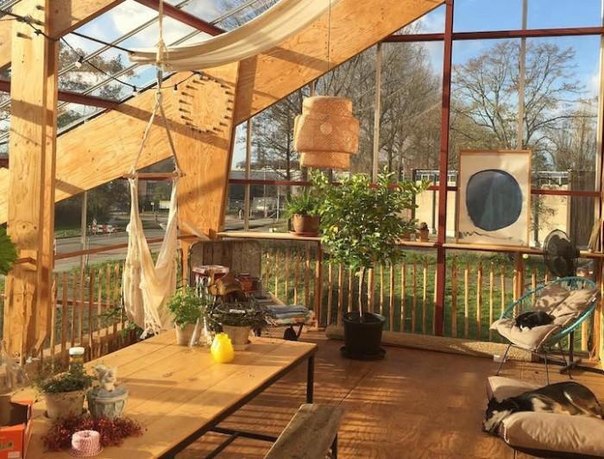 Niște studenți de la Universitatea din Rotterdam au construit o seră gigant cu o casă în interior. Familia din 4 persoane a acceptat să efectueze un experiment și să se cazeze în această clădire timp de trei ani. Proprietarii demonstrează cum pot crește fructe și legume, fără a ieși din casă.