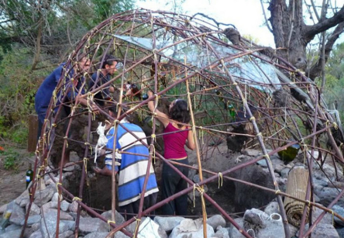 Această casă bizară construită exclusiv din materiale naturale, a fost creată de participanții grupului Quiero Barro (I Love Mud). Căsuța este construită din pămînt, crengi, paie și apă. Carcasa clădirii constă din cregi împletite, ce formează o cupola. Fundamental constă dintr-o groapă rotunda întărită cu piere.