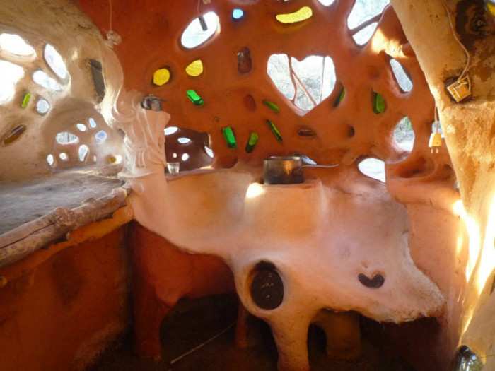 Această casă bizară construită exclusiv din materiale naturale, a fost creată de participanții grupului Quiero Barro (I Love Mud). Căsuța este construită din pămînt, crengi, paie și apă. Carcasa clădirii constă din cregi împletite, ce formează o cupola. Fundamental constă dintr-o groapă rotunda întărită cu piere.