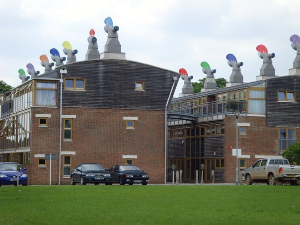 Cartierul energoeficient BedZED, amplasat în suburbia Hackbridge, la sudul Londrei, a obţinut o mulţime de premii în domeniul arhitecturii şi a fost nominalizat la Premiul Stirling.