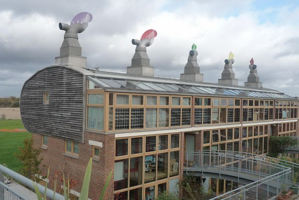 Cartierul energoeficient BedZED, amplasat în suburbia Hackbridge, la sudul Londrei, a obţinut o mulţime de premii în domeniul arhitecturii şi a fost nominalizat la Premiul Stirling.