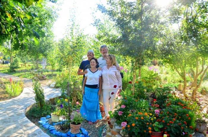 Европейские туристы в России, в Апитереме - в поисках счастья и родовых поместий
