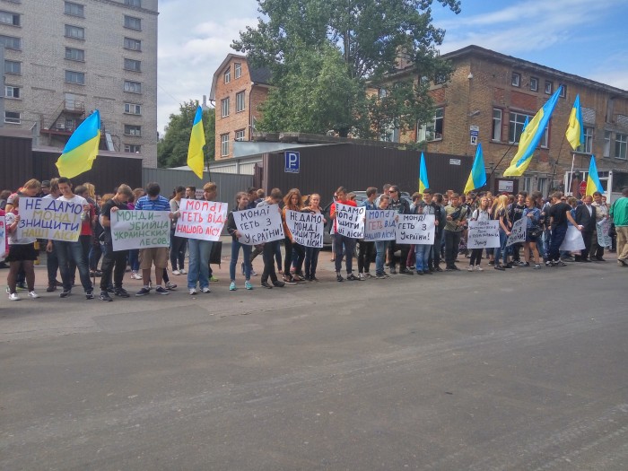 Украинские активисты штурмуют офис деревообрабатывающей фирмы Mondi