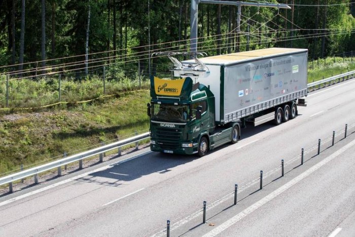 Suedia este prima ţară din lume, care a început să testeze traseele electrice pentru transportul auto de mare tonaj,