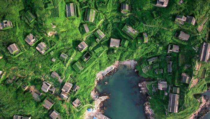 Natura s-a dovedit a fi generoasă față de un sat de pescari din China și a preluat grijuliu construcțiile abandonate.
