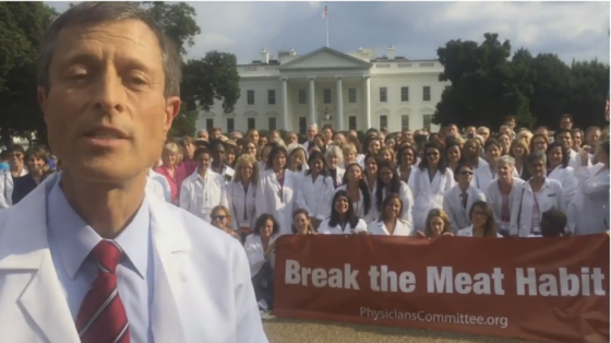 100 врачей вышли к Белому дому с призывом отказаться от мяса (+Видео)