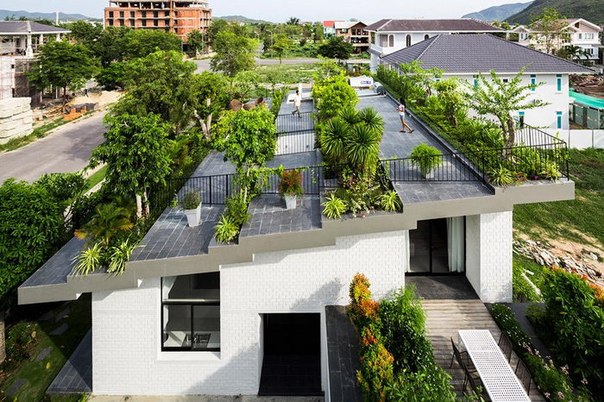 Un proiect interesant pentru clima toridă. Biroul de arhitecți Vo Trong Nghia din Vietnam a elaborat proiectul unei case cu două etaje cu grădină pe acoperiș. Din cauza poluării aerului, grădina soluționează problema și le oferă proprietarilor posibilitatea de a se odihni la natură, fără a ieși afară.