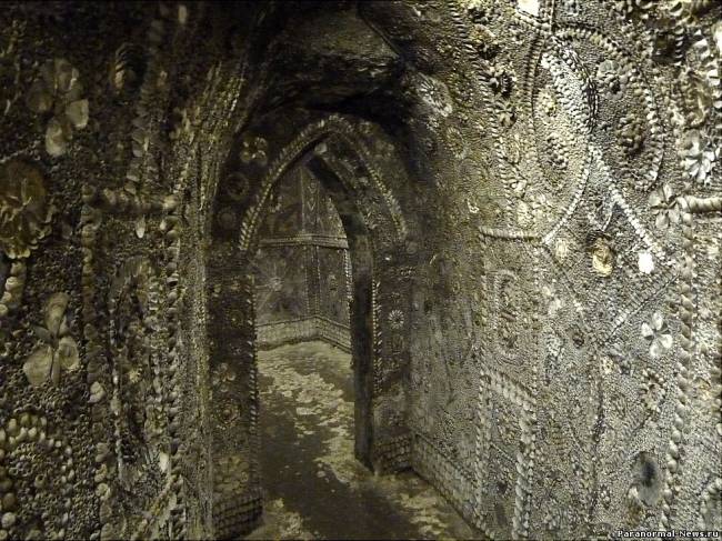 Marea Britanie ascunde multe mistere istorice, unul dintre care este Grota Scoicilor (Shell Grotto) din oraşul Margate din comitatul Kent. Acest coridor subteran, înfrumuseţat cu scoici, ce se întinde pe o lungime de peste 20 de metri a fost depistat în 1835, iar provenienţa ei încă este învăluită de mister.