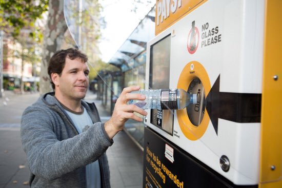 În Sidney (Australia) funcţionează automate, ce eliberează un premiu pentru sticlele din plastic şi aluminiu introduse.