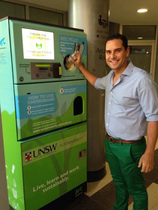 În Sidney (Australia) funcţionează automate, ce eliberează un premiu pentru sticlele din plastic şi aluminiu introduse.