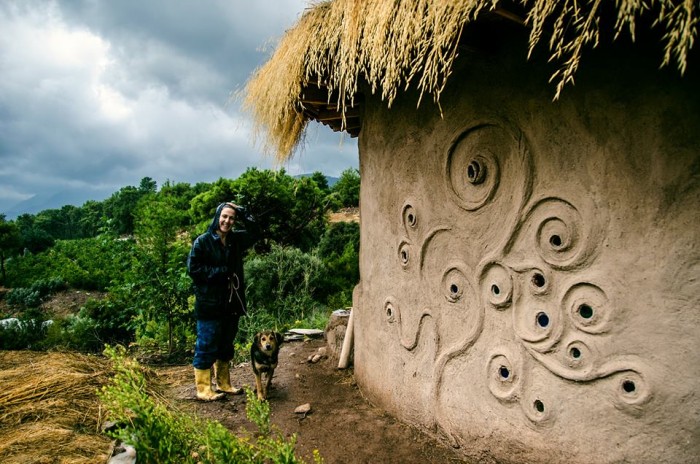Ачелья - писательница и блоггер построила дом из земляных мешков (+Фото)