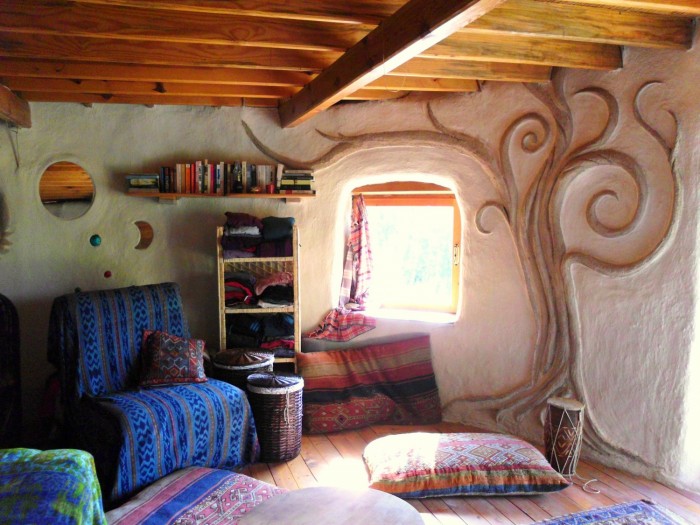 Ачелья - писательница и блоггер построила дом из земляных мешков (+Фото)