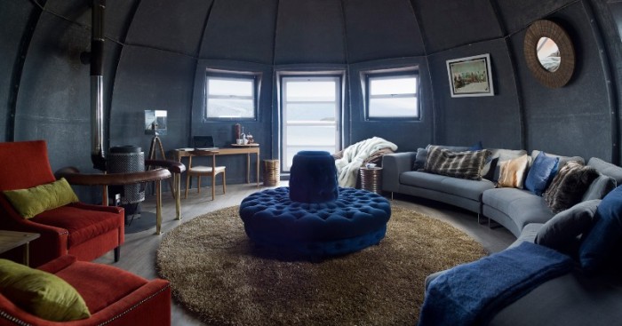 White Desert se poziționează drept „singurului camping de lux pe teritoriul Antarcticii”. El constă din cîteva construcții sub formă de emisfere, confecționate din fibre din sticlă. În interiorul caselor stilizate pe locatari îi așteaptă un adevărat confort – un interior comod, ce contrastează cu clima dură.