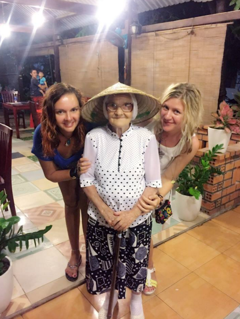 89-летняя баба Лена из Красноярска путешествует по миру на заначку от пенсии (+Видео)