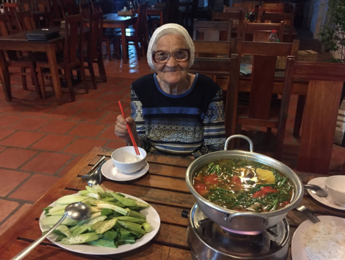 89-летняя баба Лена из Красноярска путешествует по миру на заначку от пенсии (+Видео)