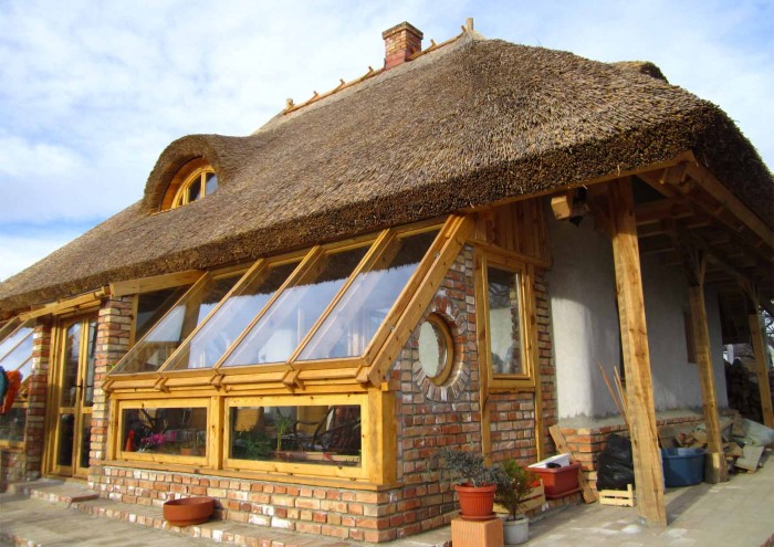 Экологичный дом с соломенной крышей и теплицей в местечке Воеводина, Сербия (+Фото)