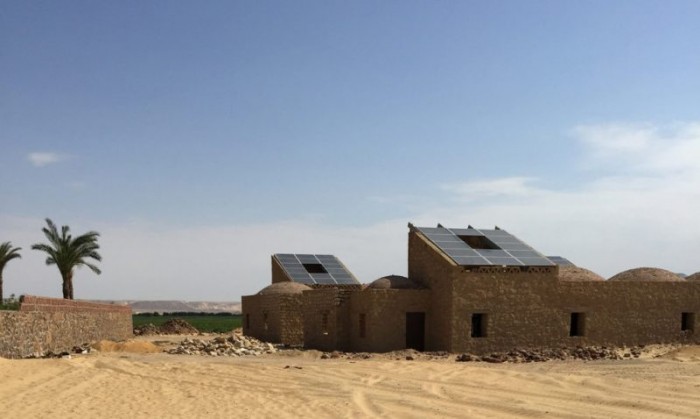 În Egipt a fost construit primul sta cu generarea energiei electrice de la bateriile solare. El este amplasat în oaza Baharia, la 370 de kilometri sud-vest de Cairo. În satul Tayebat (Tayebat Workers Village) locuiesc circa 350 de oameni.