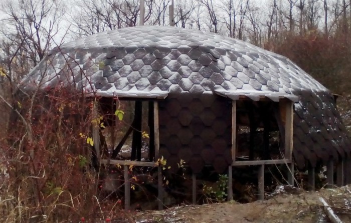 15 фото купольного домика на моем поместье. Крыша готова, стройка продолжается