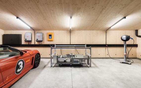 Этот самодостаточный гараж сам добывает энергию и этой энергией заряжает электромобиль (+Фото)