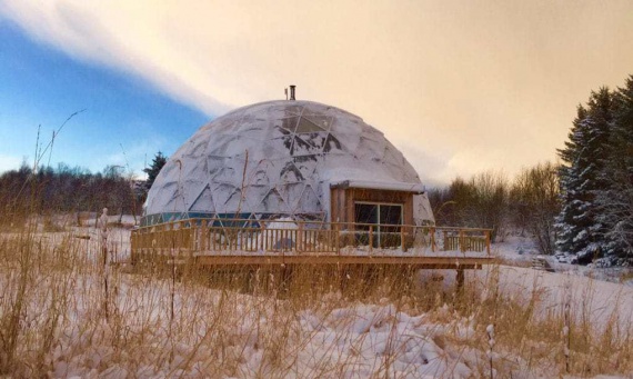 В Арктике семья с 4 детьми построила и живет в самодостаточном саманном доме под стеклянным куполом (+Фото)