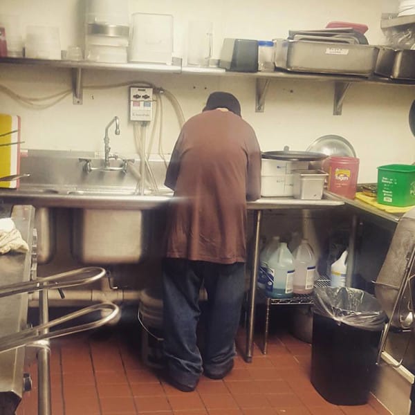 2 недели бездомный работал за еду и в благодарность остался дальше...