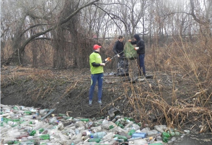 Экологи и патриоты в дождь расчистили реку Бык (+Фото)
