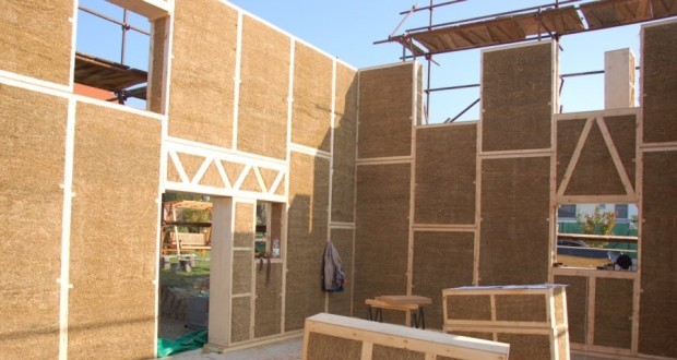 Дом из соломенных панелей строится быстро, легко и дешево! (Видео)
