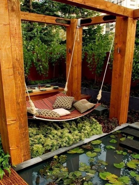 Качели сделают отдых в саду комфортным