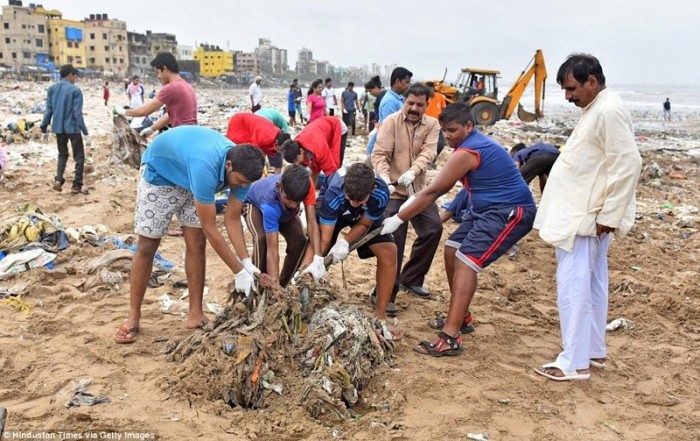 5000 тонн мусора вынесли добровольцы с пляжа в Индии (+Фото)