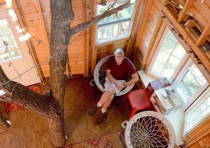 Любящий дедушка построил на дереве дом в 3 этажа для своих внуков (+Фото)
