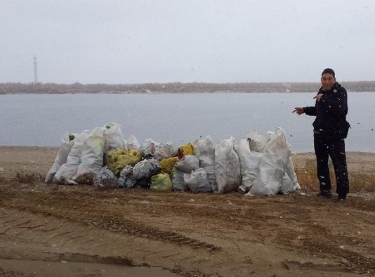 Романтик-доброволец в одиночку очищает город от мусора (+Фото)