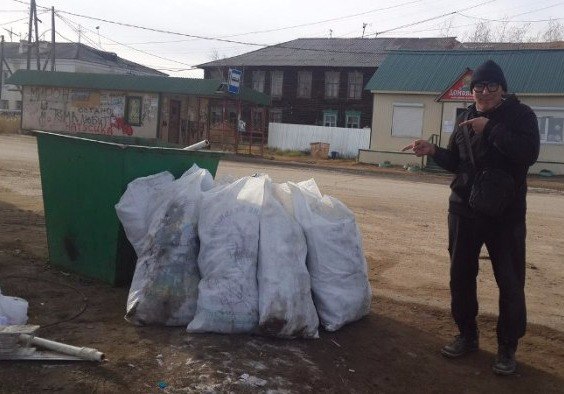 Романтик-доброволец в одиночку очищает город от мусора (+Фото)