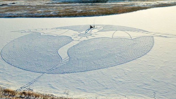 Художник рисует на снегу ногами (Фото)