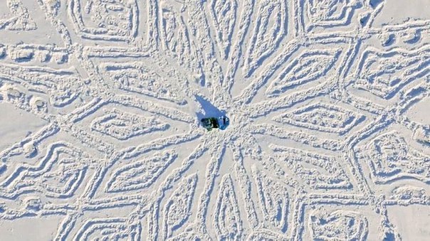 Художник рисует на снегу ногами (Фото)