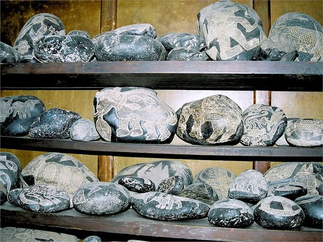 11 000 древних камней с рисунками людей во времена динозавров и не только (+Фото)