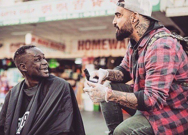 Уличный парикмахер стрижет бездомных бесплатно (+Фото)