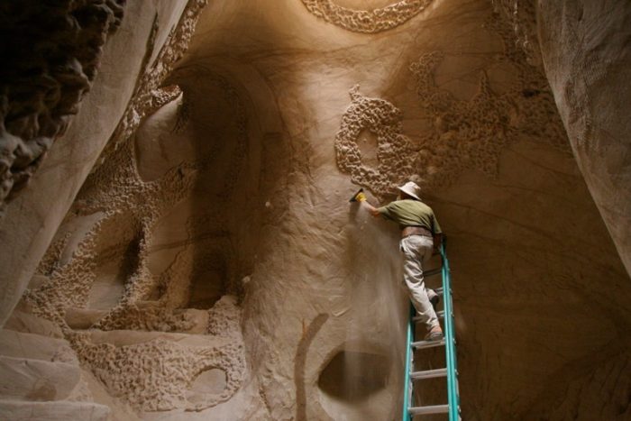 25 лет отшельник вывозил из пещеры каменную пыль. То, что он там делал поражает воображение! (Фото)