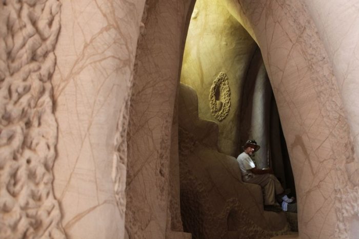 25 лет отшельник вывозил из пещеры каменную пыль. То, что он там делал поражает воображение! (Фото)