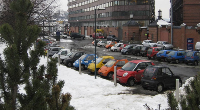 Несмотря на то что Норвегия один из лидеров в распространении электромобилей в мире. На дорогах редко встретишь дорогие и навороченные бренды. В основном это неказистые автомобильчики местного и индийского производства Th!nk City и REVAi.