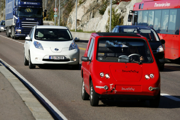 Несмотря на то что Норвегия один из лидеров в распространении электромобилей в мире. На дорогах редко встретишь дорогие и навороченные бренды. В основном это неказистые автомобильчики местного и индийского производства Th!nk City и REVAi.